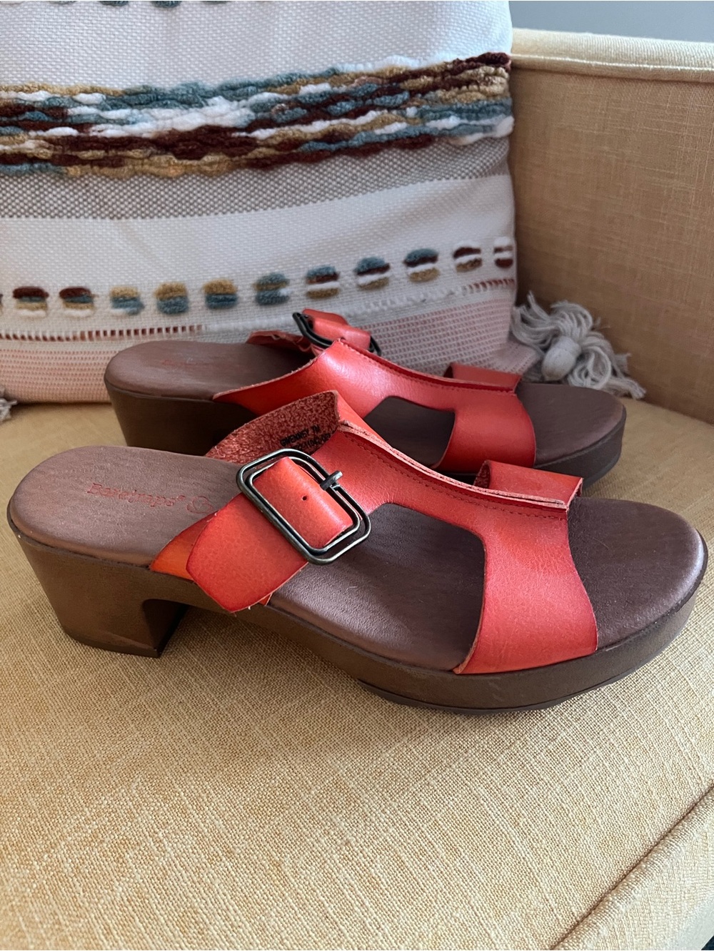 Baretraps “Gwenney” Block Heel Slide Sandal, Size 7 in vibrant red/orange